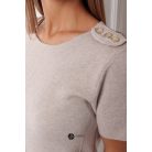 Vállán díszgombos rövid ujjú kötött ruha homok