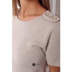 Vállán díszgombos rövid ujjú kötött ruha homok