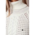 Garbós nyakú középen fonott mintás kötött ruha fehér