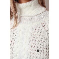 Garbós nyakú középen fonott mintás kötött ruha fehér