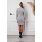 Félgarbós nyakú ^ mintás kötött ruha szürke