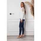 Gyöngyös vállú kötött pulcsi fehér